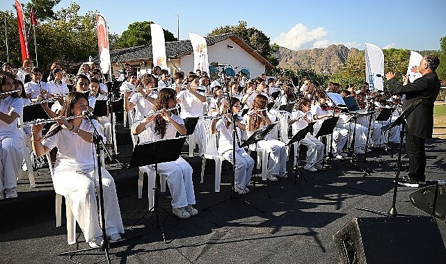 Kemer Belediyesi Orkestrası Çıralı'da Unutulmaz Konser Verdi