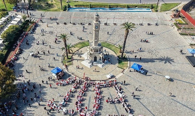 İzmir'de Cumhuriyet coşkusu zekâ oyunlarıyla yaşandı