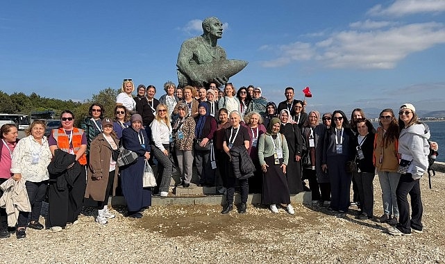 İzmir'de Cumhuriyet coşkusu: Gençler yürüdü, kadınlar Çanakkale'yi gezdi