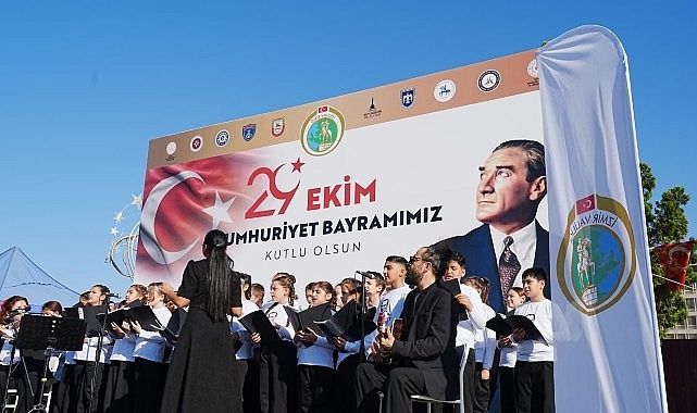 Karşıyaka Öğrencileri Cumhuriyet Bayramı'nda Sahne Aldı